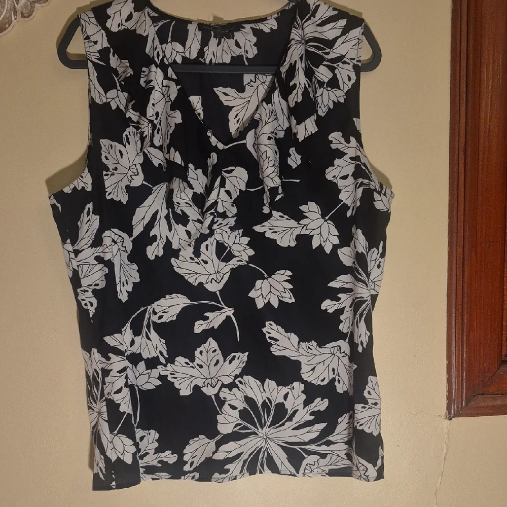 Banana Republic Black and White Floral Top - Picture 1 of 7